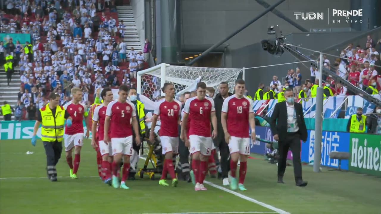 En completo silencio retiran a Eriksen tras minutos dramáticos