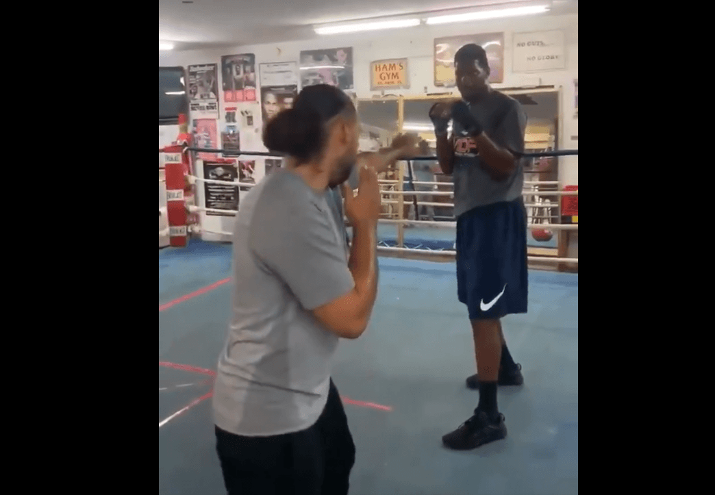 Jameis Winston entrena con el boxeador Keith Thurman