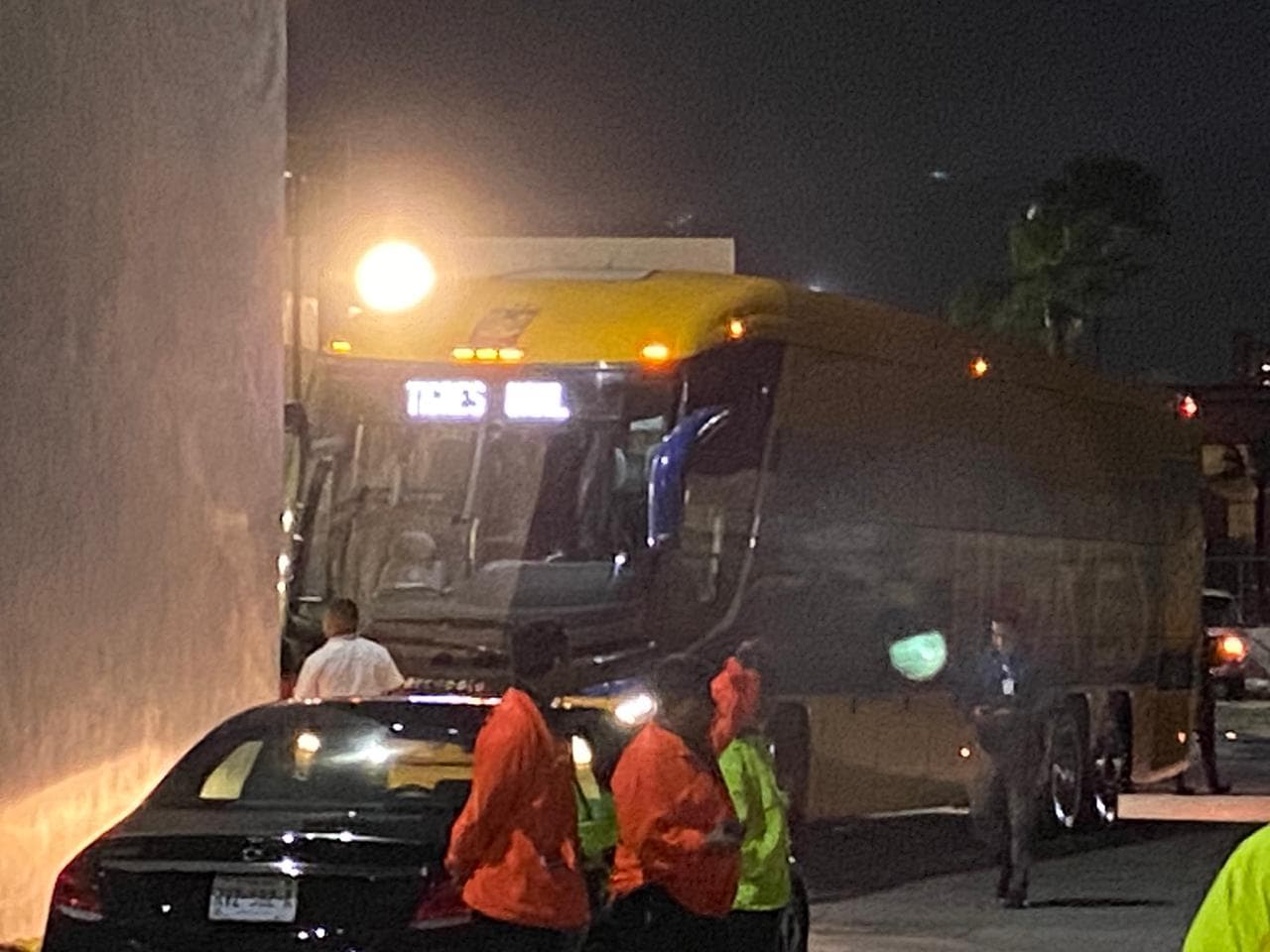 Asi llegan los aficionados al Estadio Universitario para el duelo de felinos en esta Jornada 8 de la Liga MX.