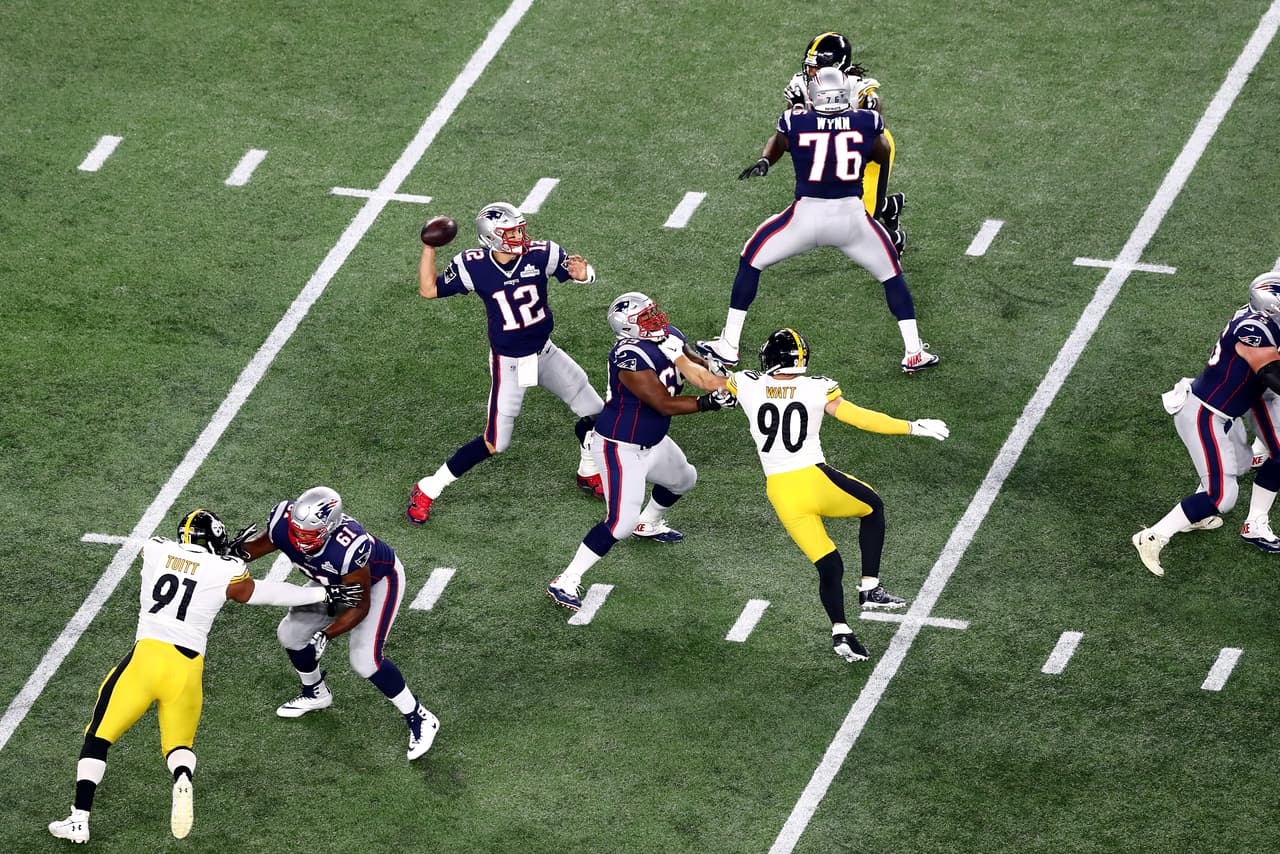 En esta toma se aprecia la gran protección que brinda la línea ofensiva a Tom Brady.