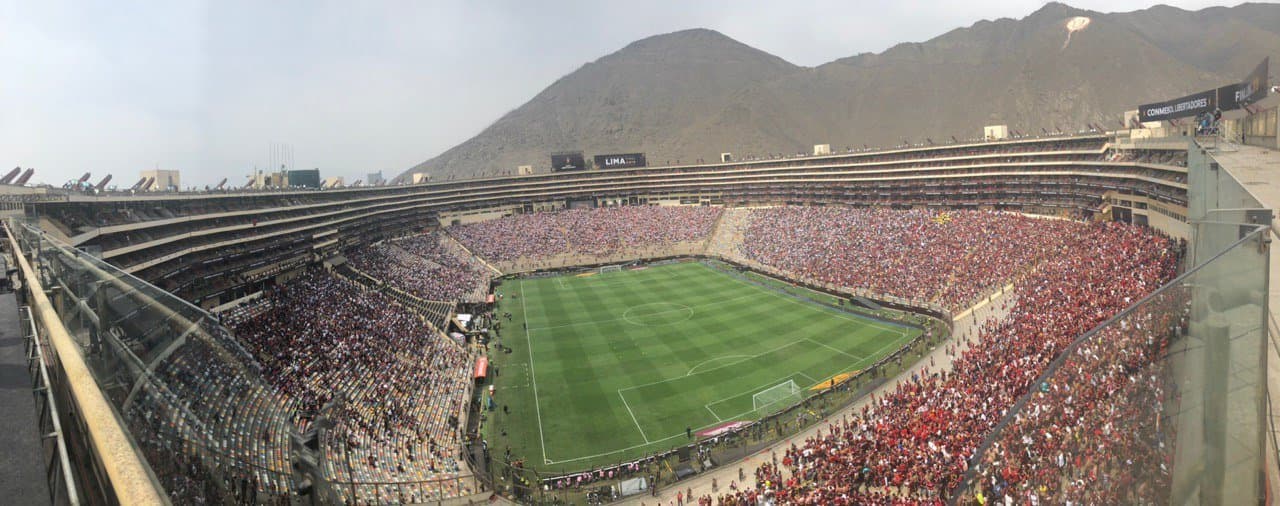Desde Buenos Aires y Río de Janeiro al Monumental de Lima. Las hinchadas abarrotan el estadio y el ambiente es inmejorable.