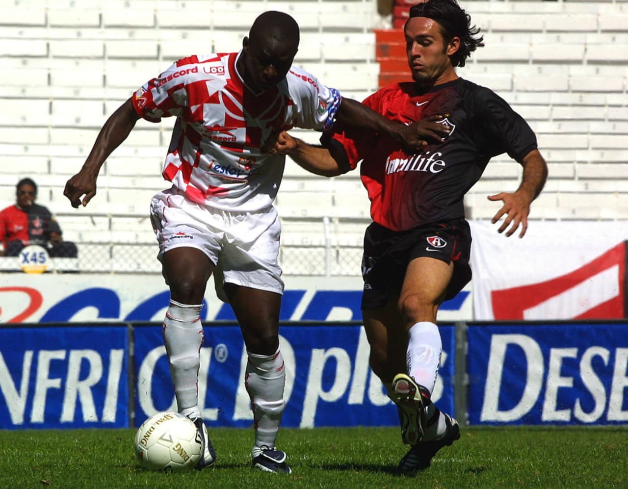 Joseph Tchango (Camerún) estuvo en Jaguares Colima y Estudiantes Tecos entre 1997 y 2002.