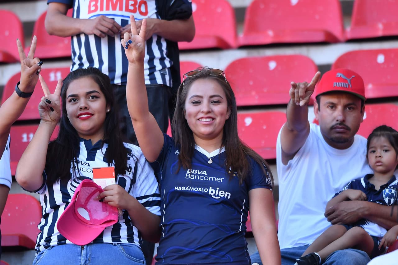 Las aficiones de Rayados del Monterrey y Rayos del Necaxa asistieron con enorme ilusión al Estadio Victoria para el duelo entre ambos equipos por la Ida de los Cuartos de Final de la Liga MX. Se estaba cocinando un ambientazo.