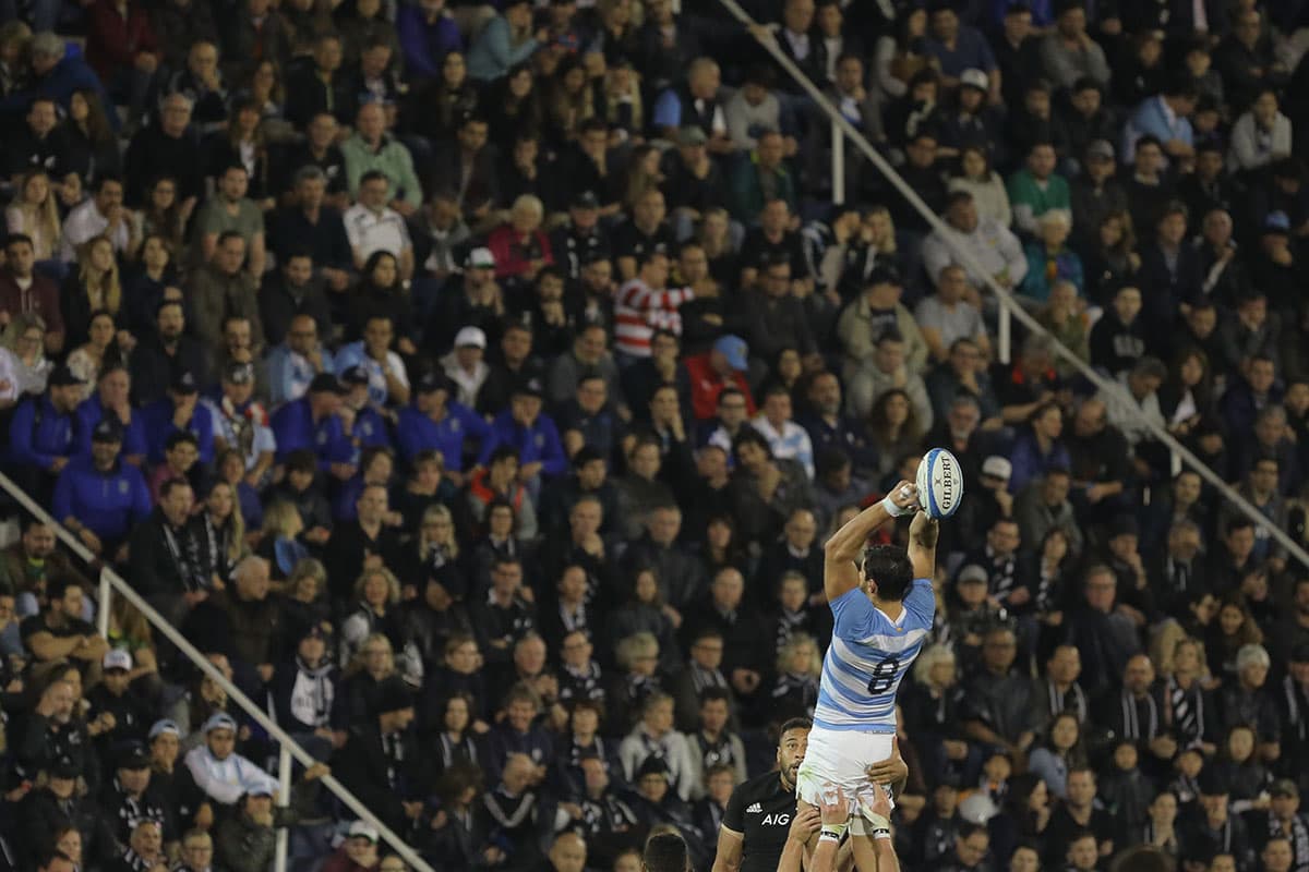 Javier Ortega del equipo argentino de los Pumas, hace un saque desde el costado.