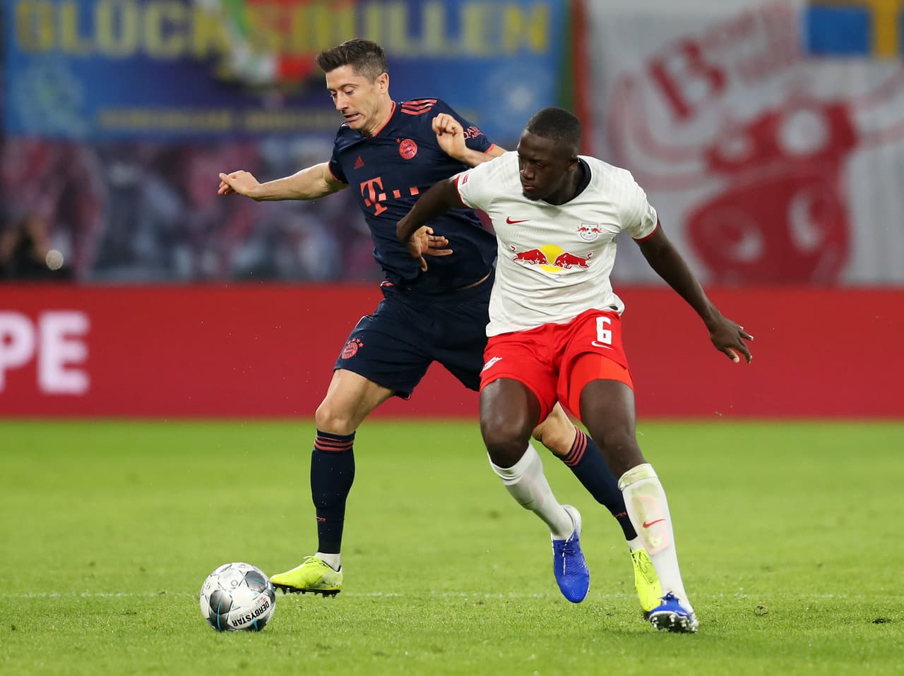 Elétrico empate entre los pupilos de Julian Nagelsmann y Niko Kovac; el Bayern se adelantó con gol de Lewandowksi pero Forsberg, desde los 11 metros, igualó el partido para el 1-1 final.