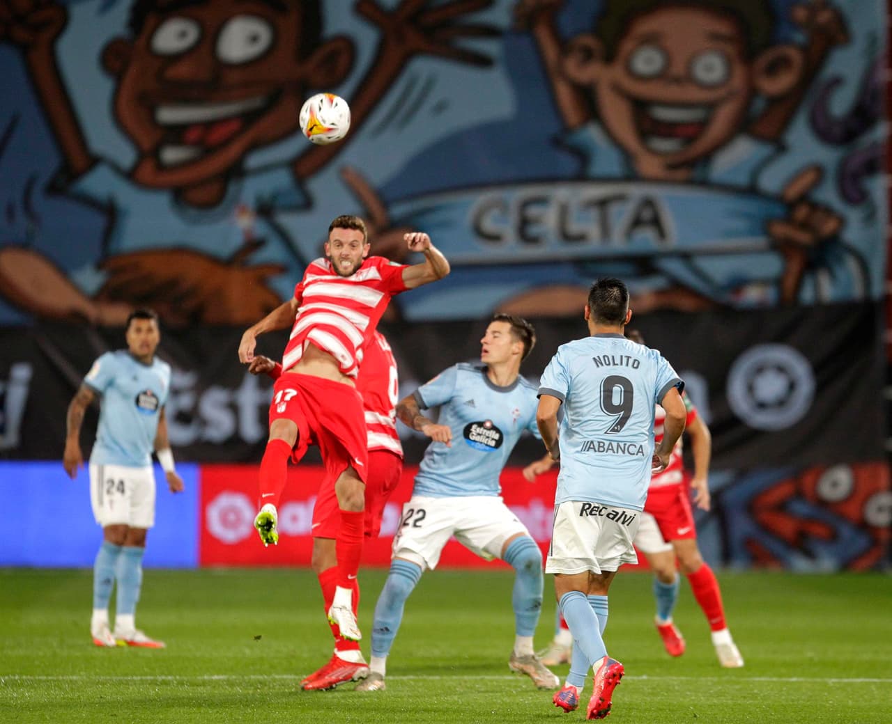 Celta de Vigo salva el partido al minuto 90+4' gracias al gol de Denis Suárez ante Granada al cierre de la séptima Jornada en La Liga. Iago Aspas tuvo la oportunidad en un penalti de poner a los celestes arriba en el marcador, pero Maximiano adivina el tiro y, posteriormente sale lesionado: el mexicano Nestor Araújo jugó 86' minutos del encuentro.