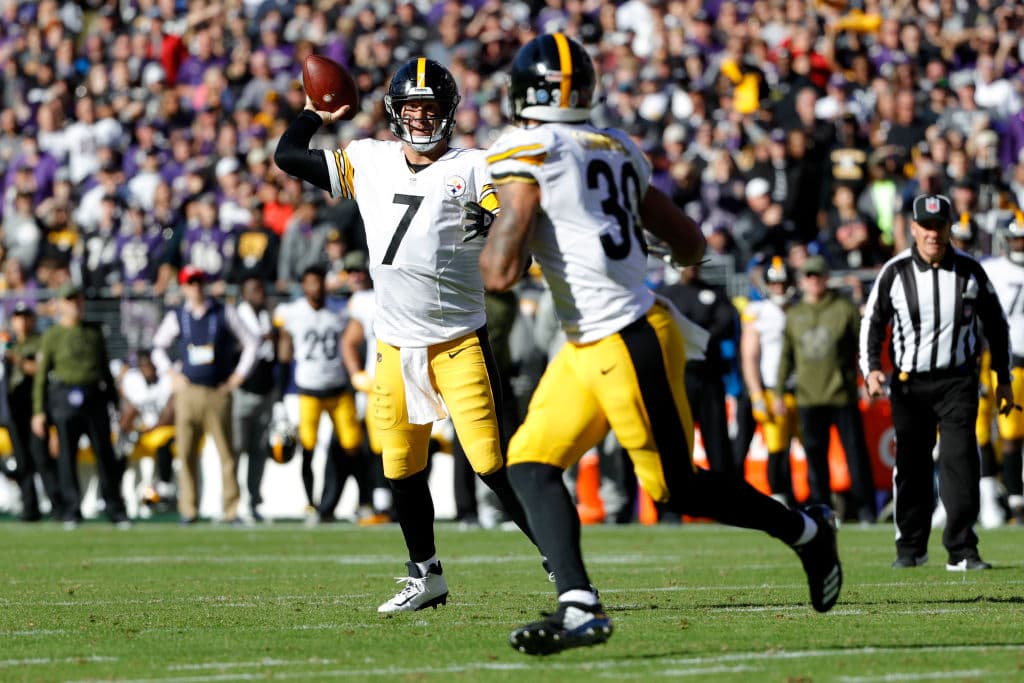 Restando 1:03 en el primer cuarto Ben Reothlisberger se conectó con James Conner en envío de 7 yardas para touchdown que puso 7-3 adelante a los Steelers.