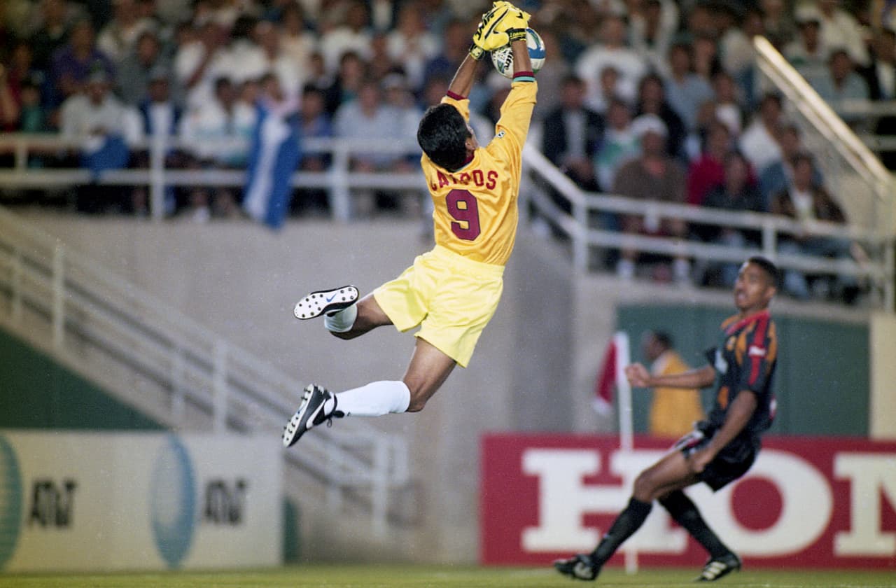 'Le gustaba colgarse del balón' solía decir Enrique Bermúdez sobre su típica seguridad en las pelotas aéreas.