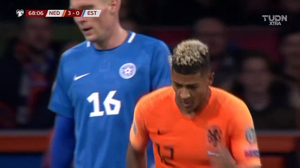 Tiro desviado de Patrick van Aanholt