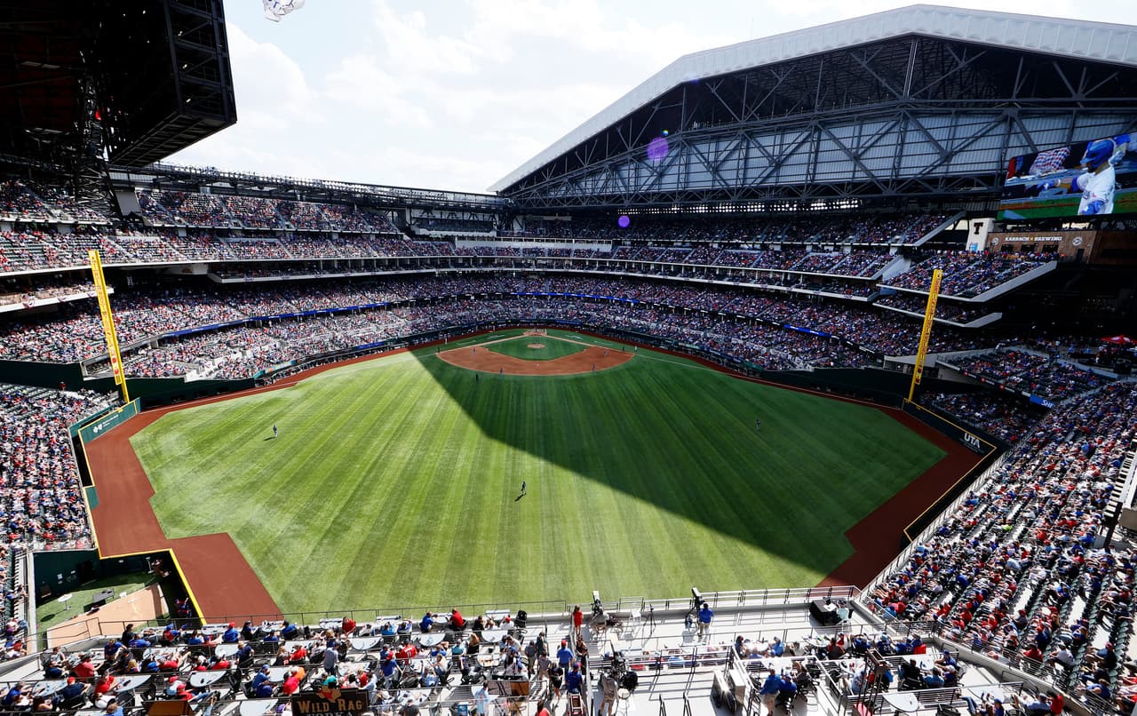 Los 37,238 asistentes llenaron el estadio Globe Life Field para presenciar el Blue Jays vs. Rangers Texas en tiempos de coronavirus.