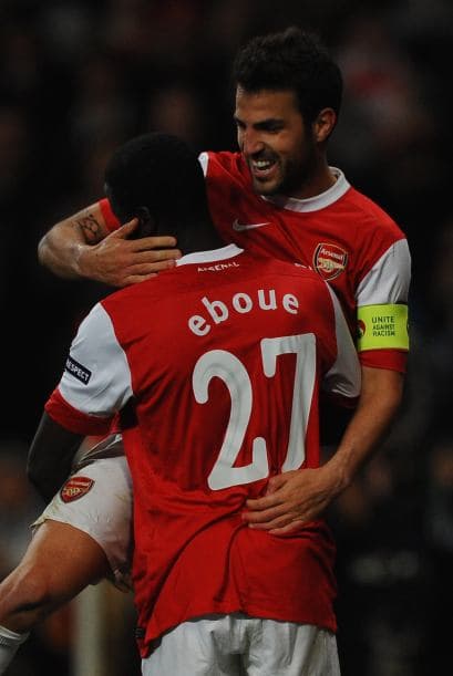 Desde el primer tiempo, los 'Gunners' ya ganaban por 2-0, y en la segunda parte el español Cesc Fábregas, quien reapareció, puso el tercer tanto por medio de un penalti.