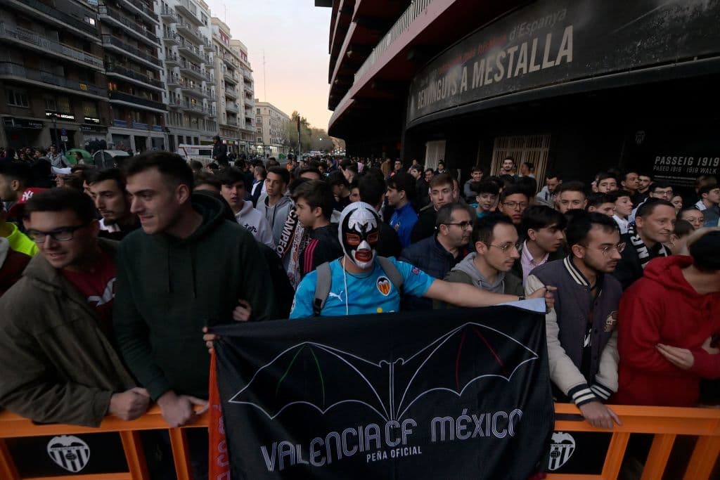 Afición del Valencia acude al estadio para apoyar a su equipo, Pese a las medidas tomadas contra el Coronavirus.