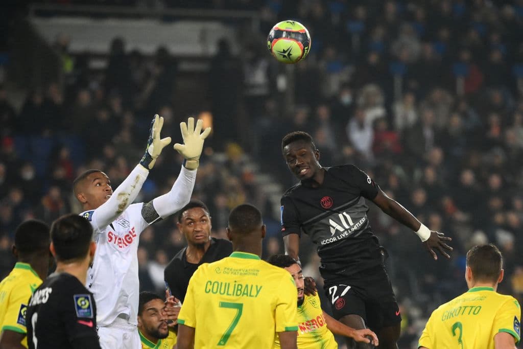 Con goles de Lionel Messi y Kylian Mbappé, el PSG vence 3-1 al Nantes y continúan como líderes de la Ligue 1.