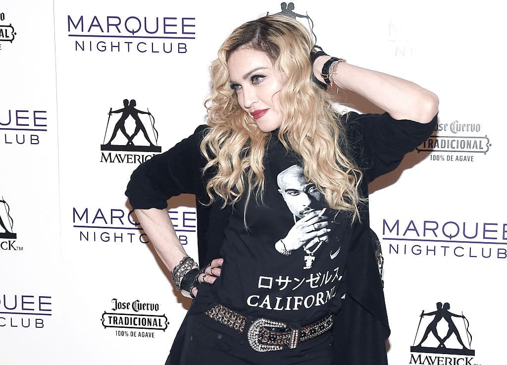 Hace unos días, también fue noticia, pues la cantante subió una foto simulando a una mujer llamada Amelia Goldie.