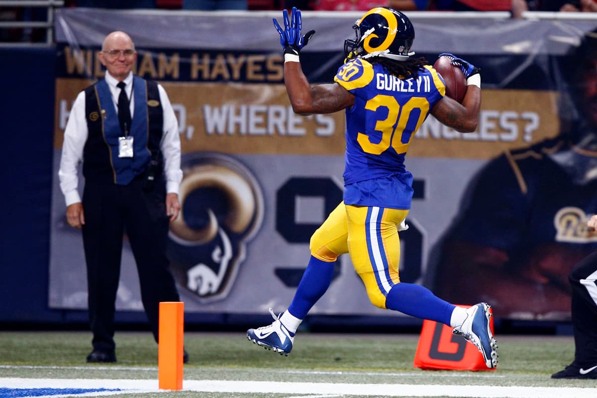 El novato Todd Gurley corrió para 133 yardas en 20 acarreos, y los Rams doblegaron a los 49ers 27-6.