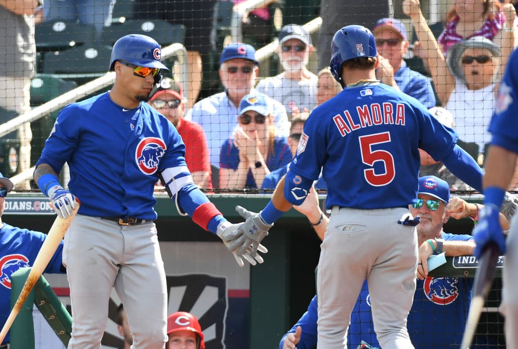 Albert Almora es felicitado por su compañero de los Chicago Cubs Javier Báez luego de conectar un cuadrangular solitario en Arizona, en duelo ante los Cincinnati Reds.
