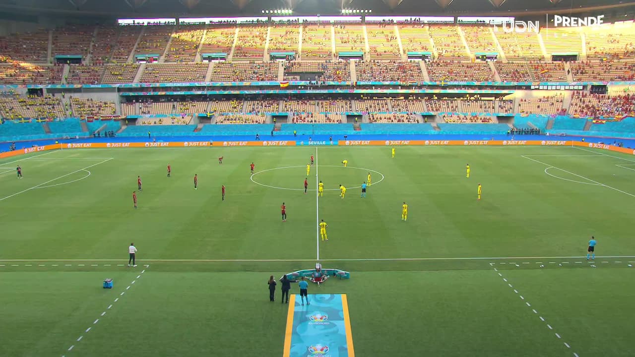 Arranca el partido y la pelota está en juego.
