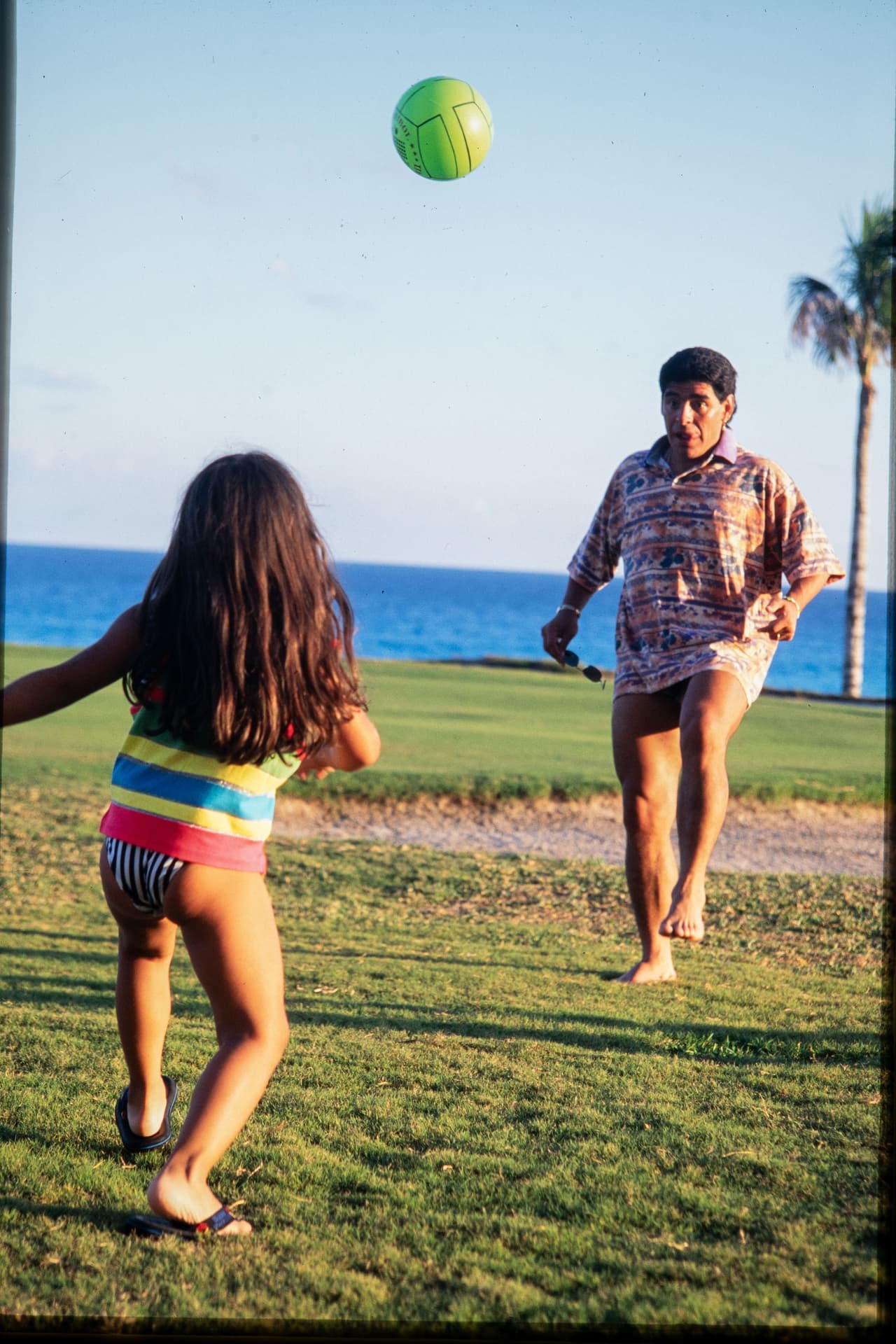 Siempre hay tiempo para jugar con la familia, incluso mientras se trabaja, aunque sea en la playa. Aquí jugando con Dalma, su hija, al futbol.