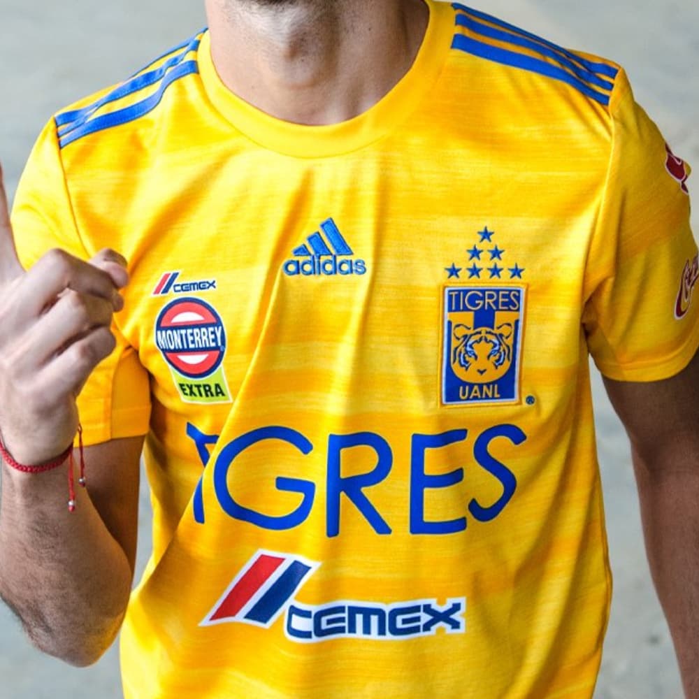 Los campeones del fútbol mexicano, tanto en la Liga MX como en la Liga MX Femenil, ya tienen su nueva armadura para estrenar en esta temporada. Pocos cambios hay en las prendas de Tigres, salvo los patrones que se manejan en la tela. Ya falta poco para que sean usadas en la defensa de sus títulos.