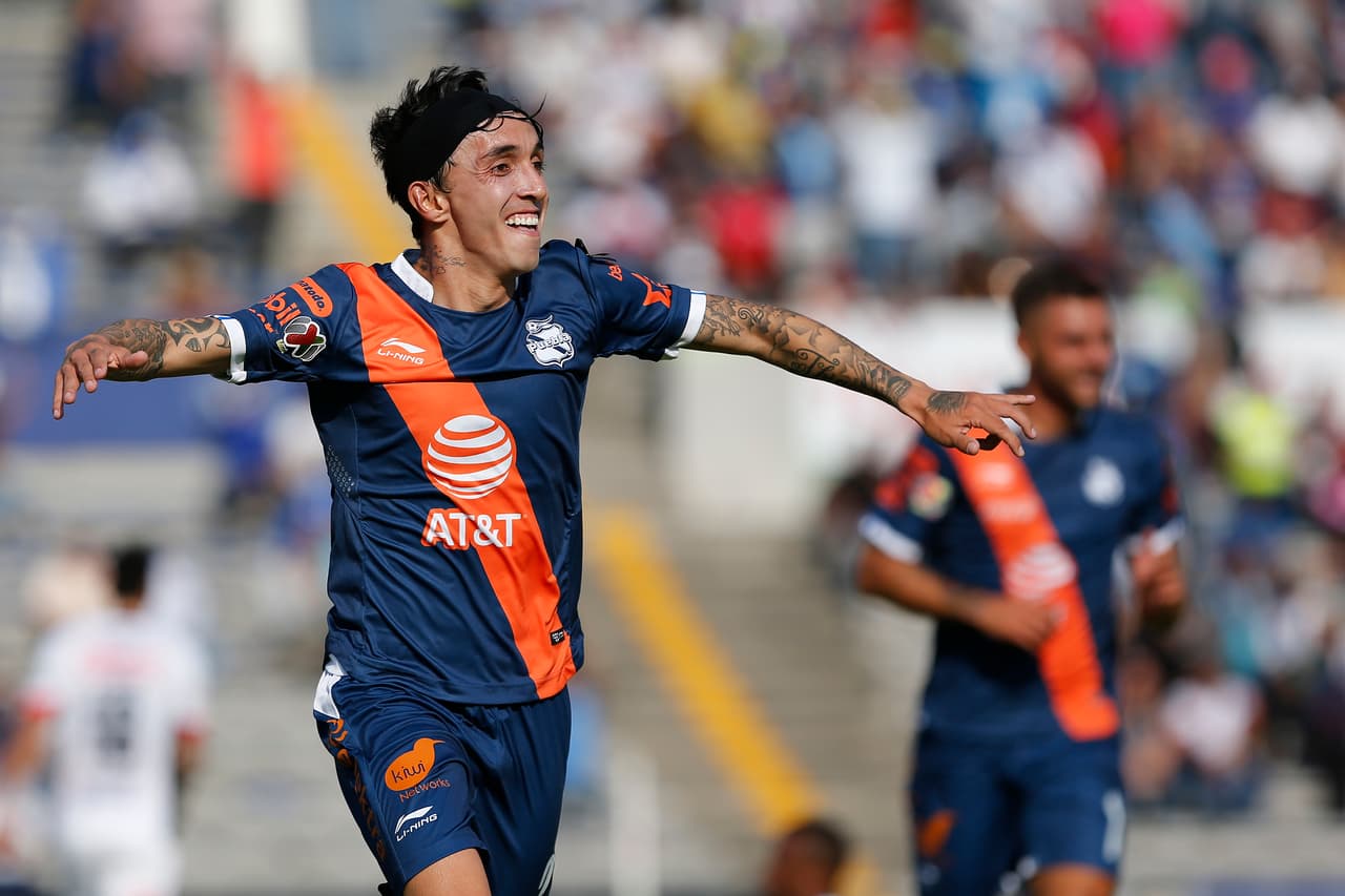 Otro autogol fue el 3-0 de Puebla, obra de José Esquivel, celebrado por el colombiano Omar Fernández (izquierda).