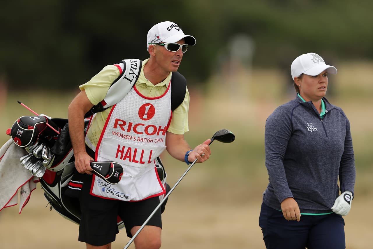 Dean vive cerca de Liverpool y ahí trabaja como caddy.