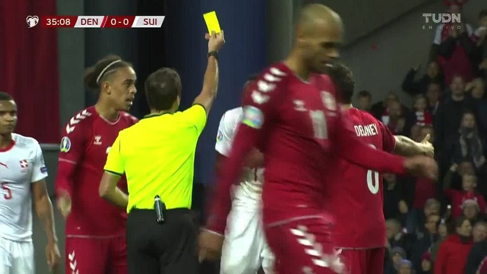 Tarjeta amarilla. El árbitro amonesta a Denis Zakaria de Switzerland