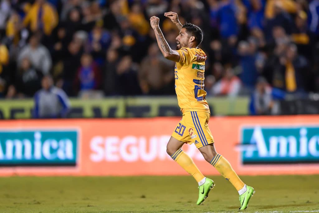 El atacante de Tigres festeja su gol.
