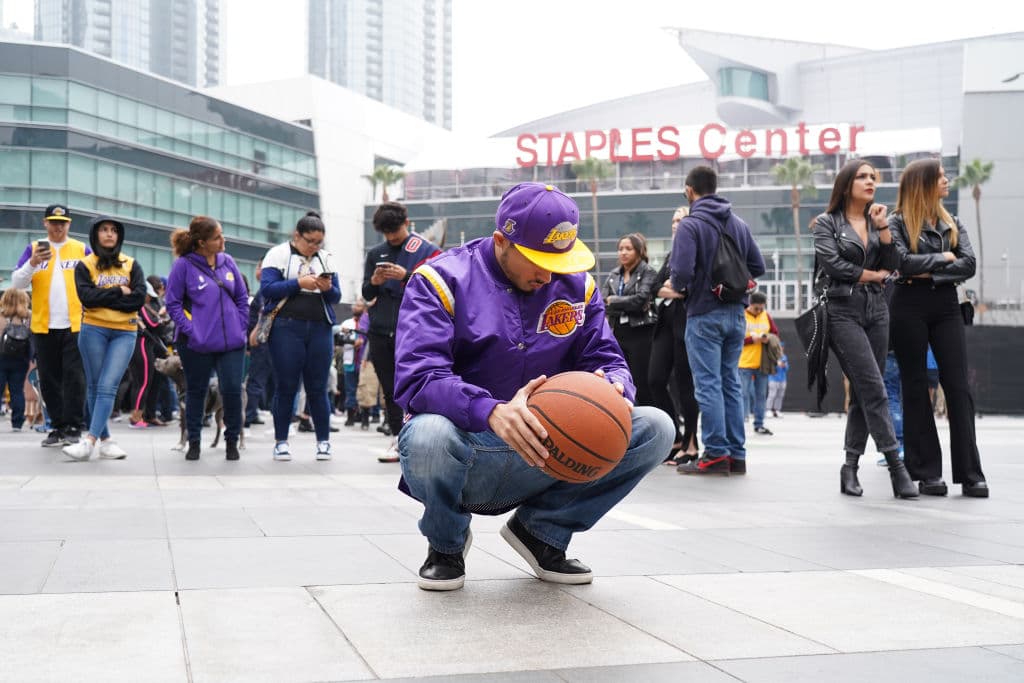 Aficionados se acercaron al Staples Center, entre lagrimas e indredulidad para dejar flores por la muerte de Kobe Bryant.