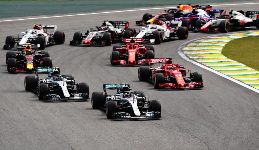 Lewis Hamilton lidera al contingente de la Fórmula Uno en el Autódromo Jose Carlos Pace el 11 de noviembre de 2018 en Sao Paulo, Brasil.