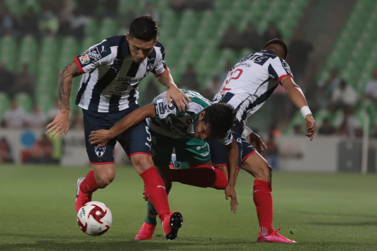 Inmediatamente fue atendido y finalmente salió del campo antes de que terminara la primera mitad.