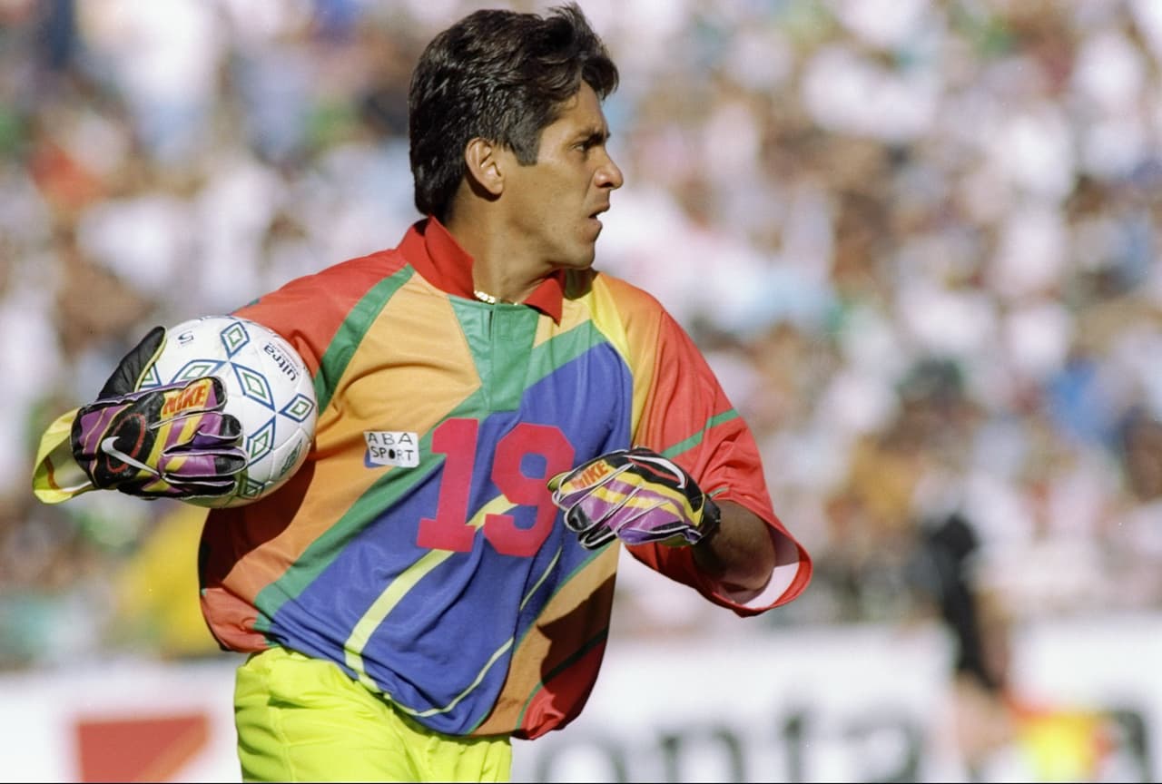 En 1993 la FIFA reconoció su talento nombrándolo el tercer mejor portero en todo el mundo.