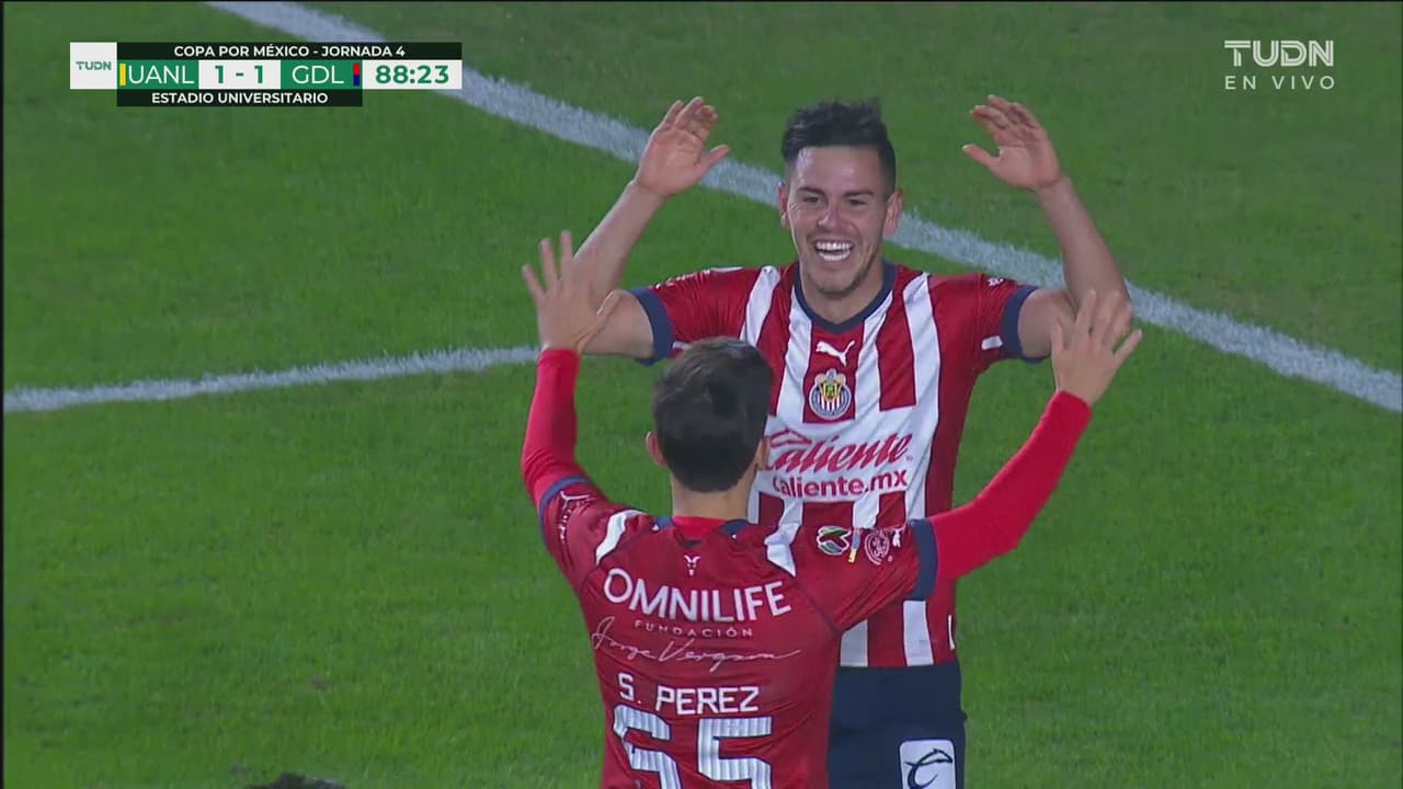 ¡Llega la remontada! Lalo Torres la manda a las redes y Chivas hace el 1-2