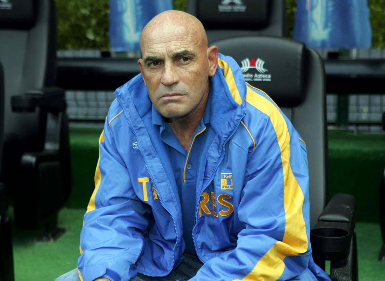 En el 2005 dirigió al primer equipo de Tigres y se recuerda la hazaña más grande, el famoso ‘Aztecazo’, pues llegaban con un marcador en contra en los cuartos de finales (3-1) y se fueron de la capital con 4-1.