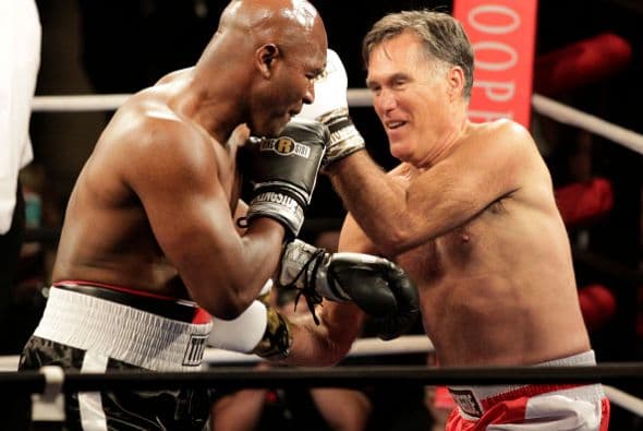 El político mostró buena condición física para su edad, pero poco boxeo.