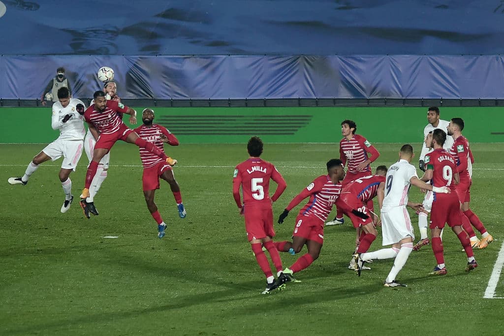 Casemiro (57’) marcó el primero y Benzema (90+3’) selló el triunfo en el último suspiro del cotejo. Los merengues llegaron a 32 unidades empatando a los del ‘Cholo’. Real Madrid cerrará el año enfrentando al Elche.