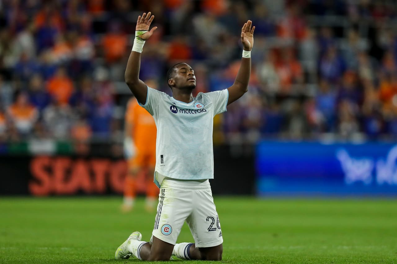 Esta semana el Aston Villa anunció que llegó a un acuerdo para la incorporación del joven delantero colombiano Jhon Durán, de apenas 19 años y con solo un año de experiencia en Major League Soccer.
<br>
<br>Con la casaca del Fire, Durán marcó en 2022 ocho goles y registró tres asistencias en 27 partidos (14 como titular).
<br>