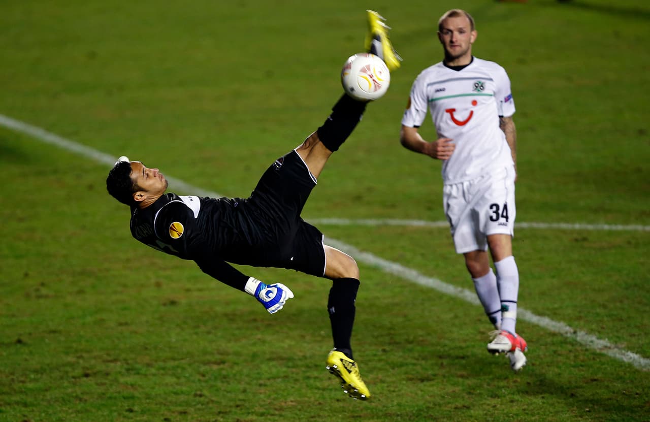 Navas emigró a sus 24 años a España en 2010 para llegar al Albacete, donde duró un año luego de que el equipo descendiera. De ahí, pasó al Levante, donde empezó como suplente del uruguayo Gustavo Munua.