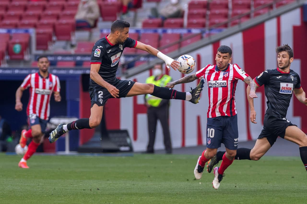 Atlético de Madrid golea al Eibar 5-0 durante la Jornada 33 de LaLiga. Ángel Correa abrió marcador con doblete durante la primera mitad, seguido de Yannick Carrasco al minuto 49. Marcos Llorente no se quedó atrás y sumó dos goles más al marcador para llevarse el triunfo sobre los visitantes.
