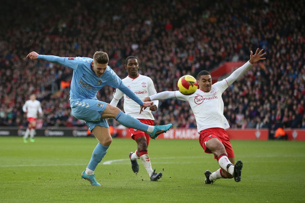 Chelsea vence por la mínima 2-1 al Plymouth Argyle, Everton vence fácilmente 4-1 al Brentford, El manchester City golea 4-1 al Fulham y el Southampton logra vencer 2-1 al Coventry City en los tiempos extras.