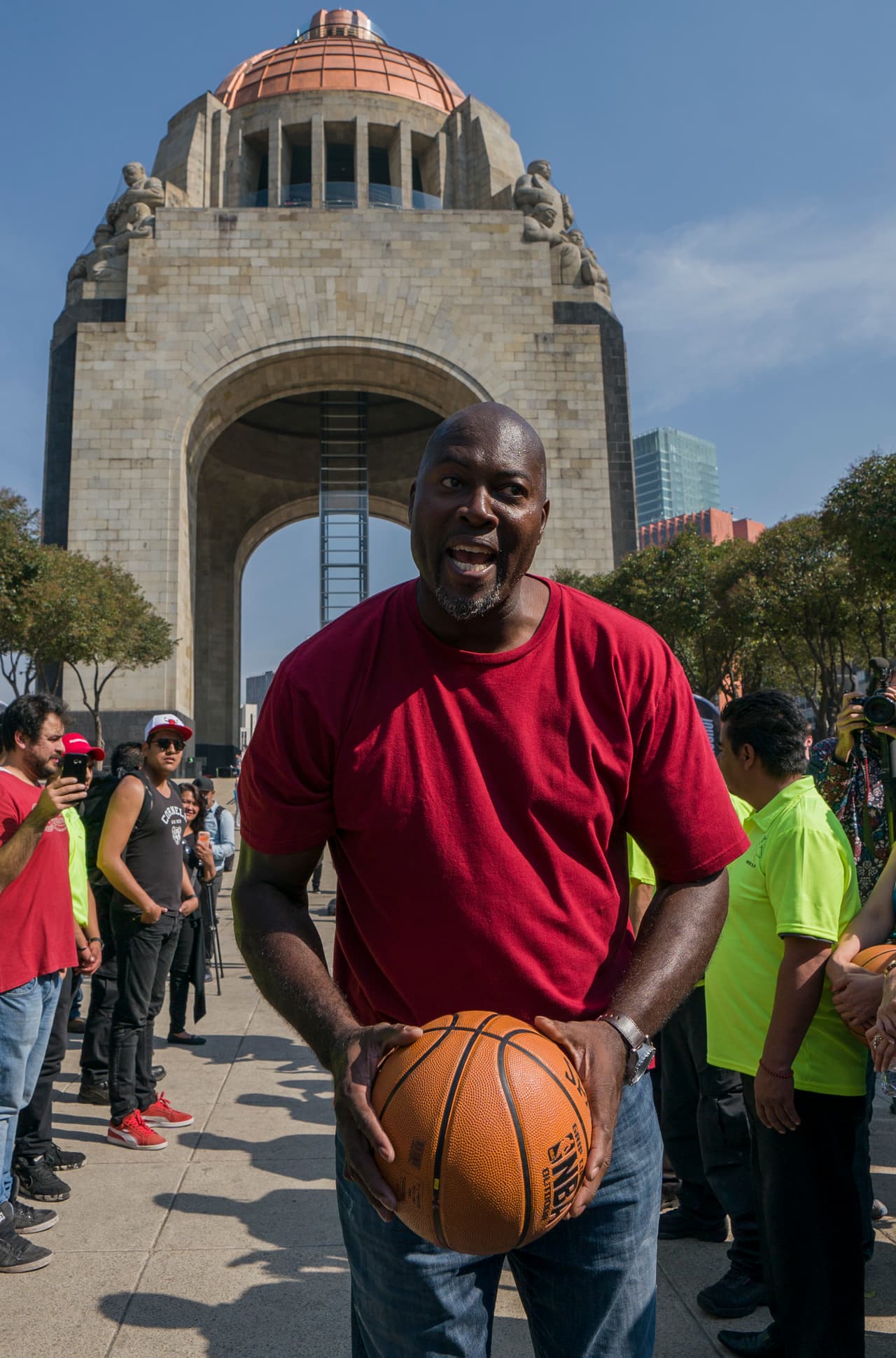 Desde muy temprano Rice tomó su lugar en un transporte especial donde se promocionaba los partidos de baloncesto.