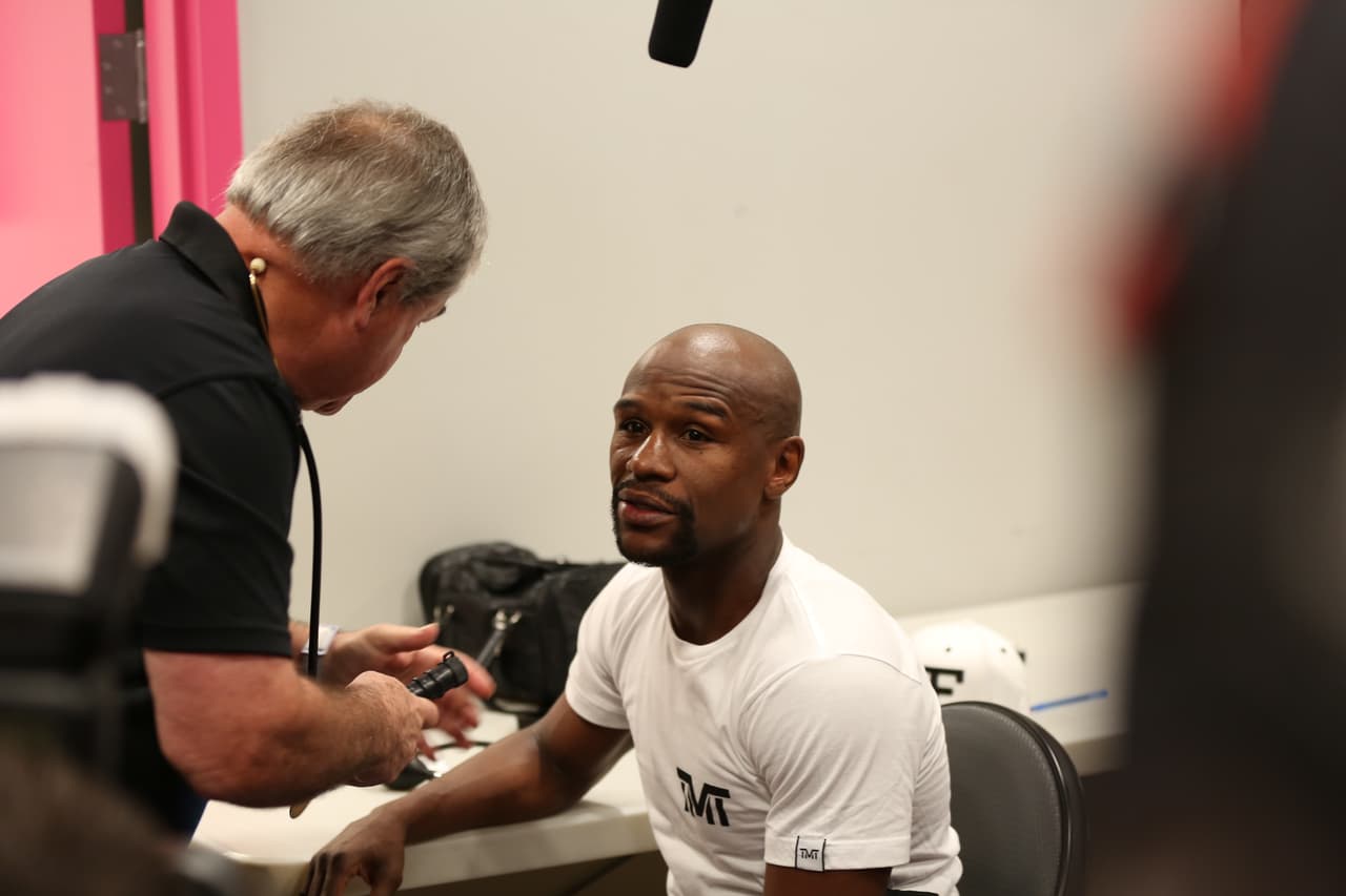 Mayweather no conoce la derrota en el profesionalismo con un récord impoluto de 49-0