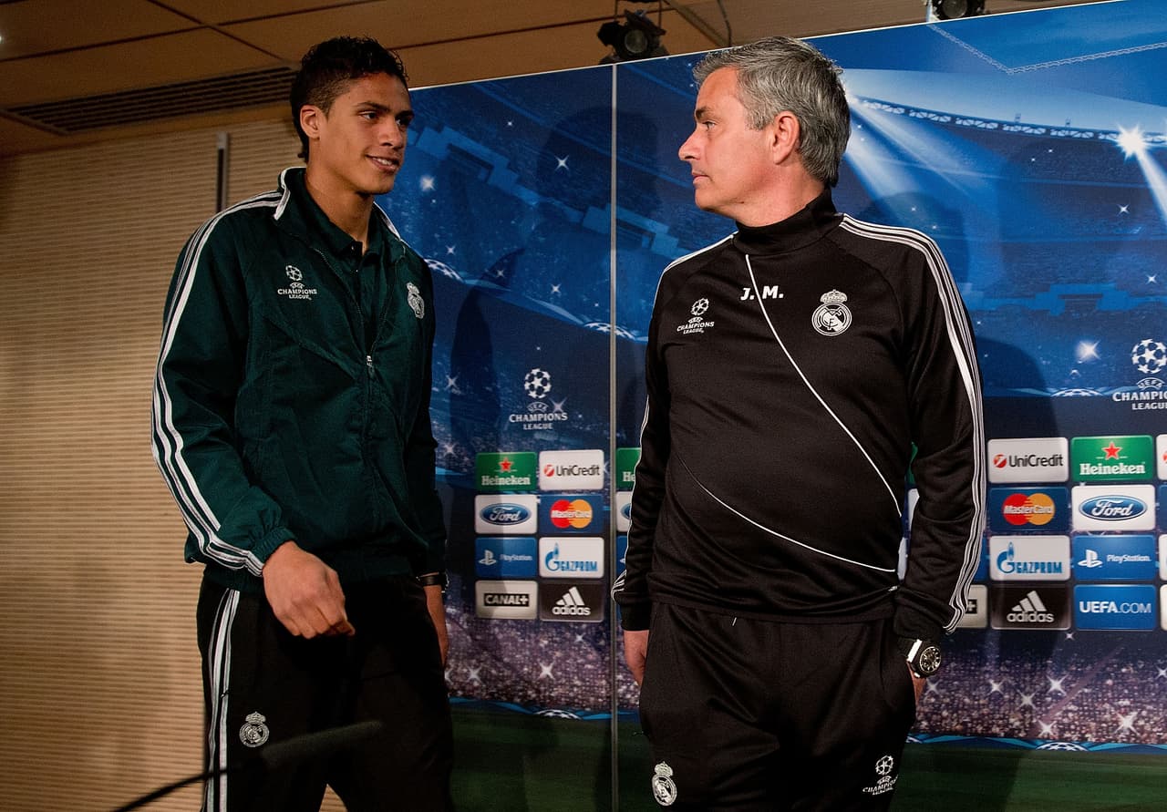 Raphael Varane en una conferencia de prensa con José Mourinho.