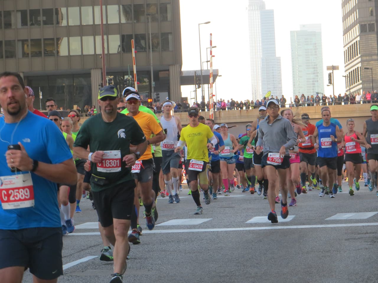 El maratón de Chicago arrancó desde muy temprano con gran energía. Mira fotos del ambiente en este galería.