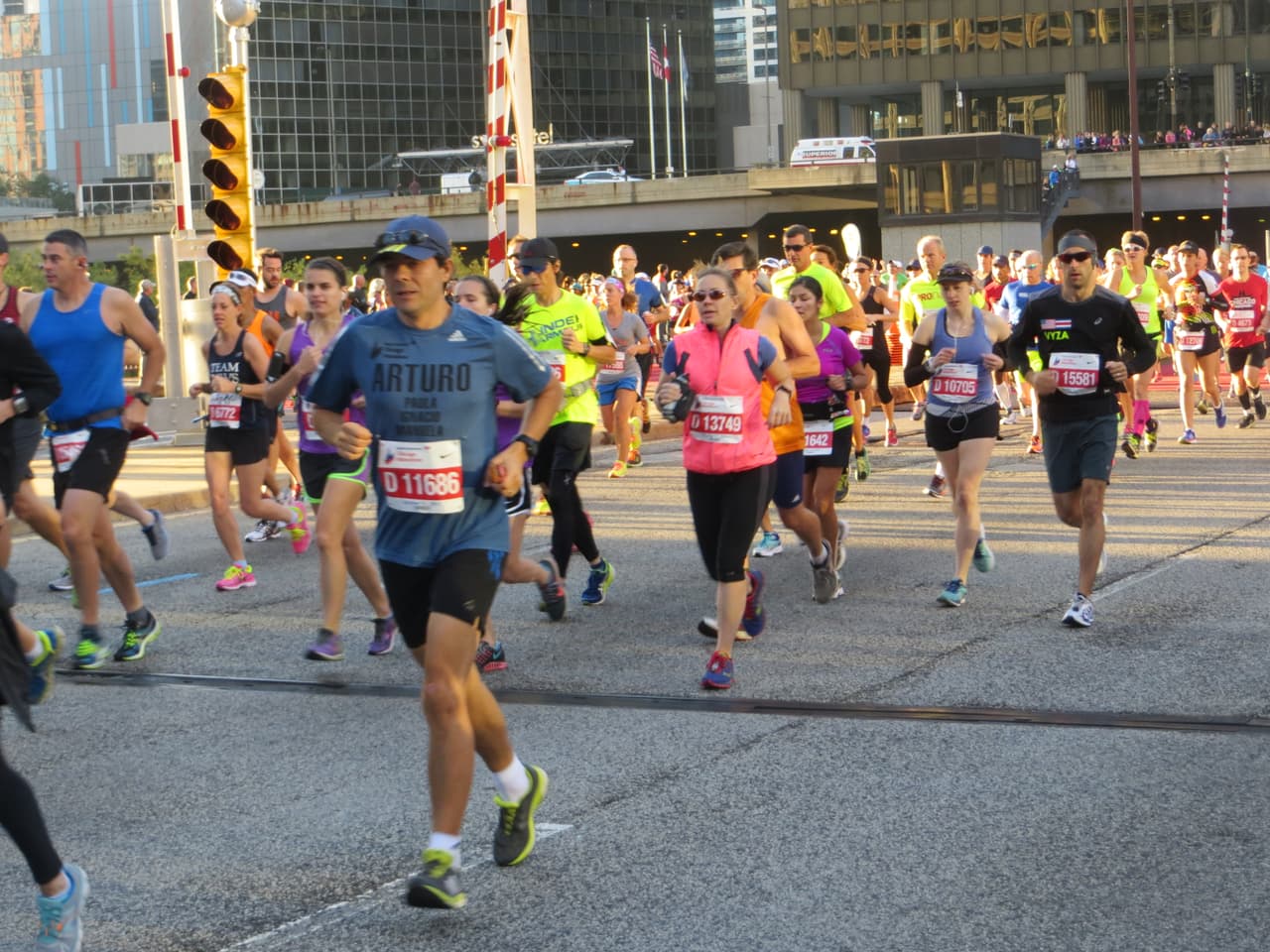 El maratón de Chicago arrancó desde muy temprano con gran energía. Mira fotos de la carrera y del ambiente en este galería.