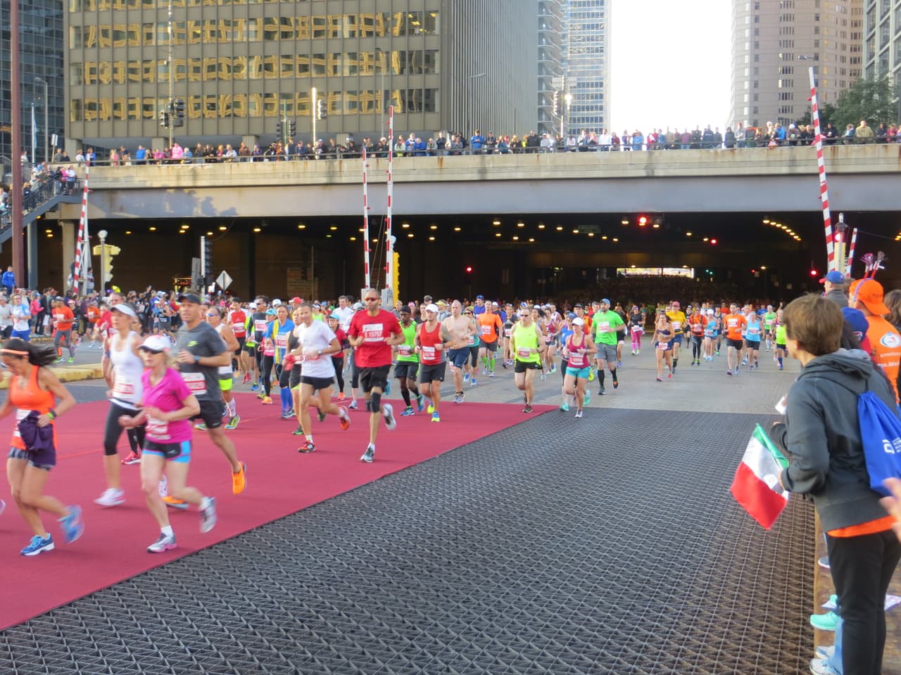 El maratón de Chicago arrancó desde muy temprano con gran energía. Mira fotos de la carrera y del ambiente en este galería.