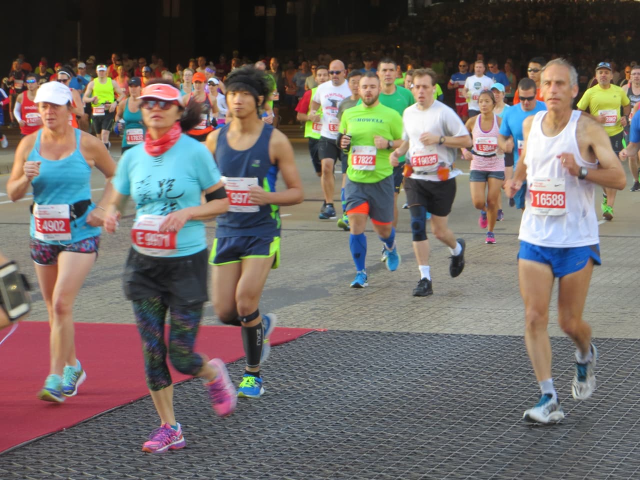 El maratón de Chicago arrancó desde muy temprano con gran energía. Mira fotos de la carrera y del ambiente en este galería.