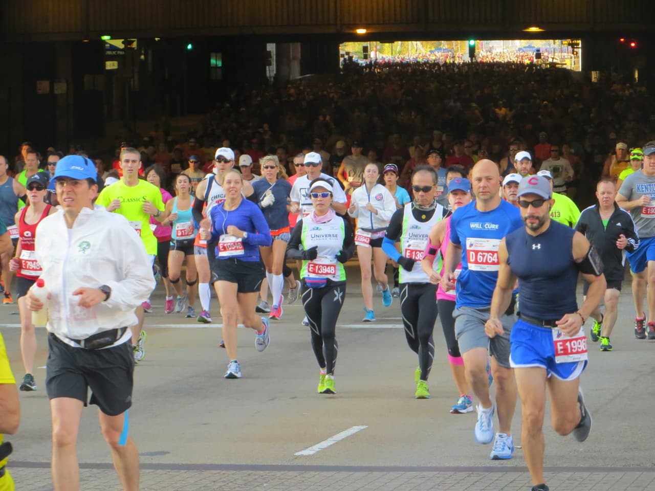 El maratón de Chicago arrancó desde muy temprano con gran energía. Mira fotos del ambiente en este galería.