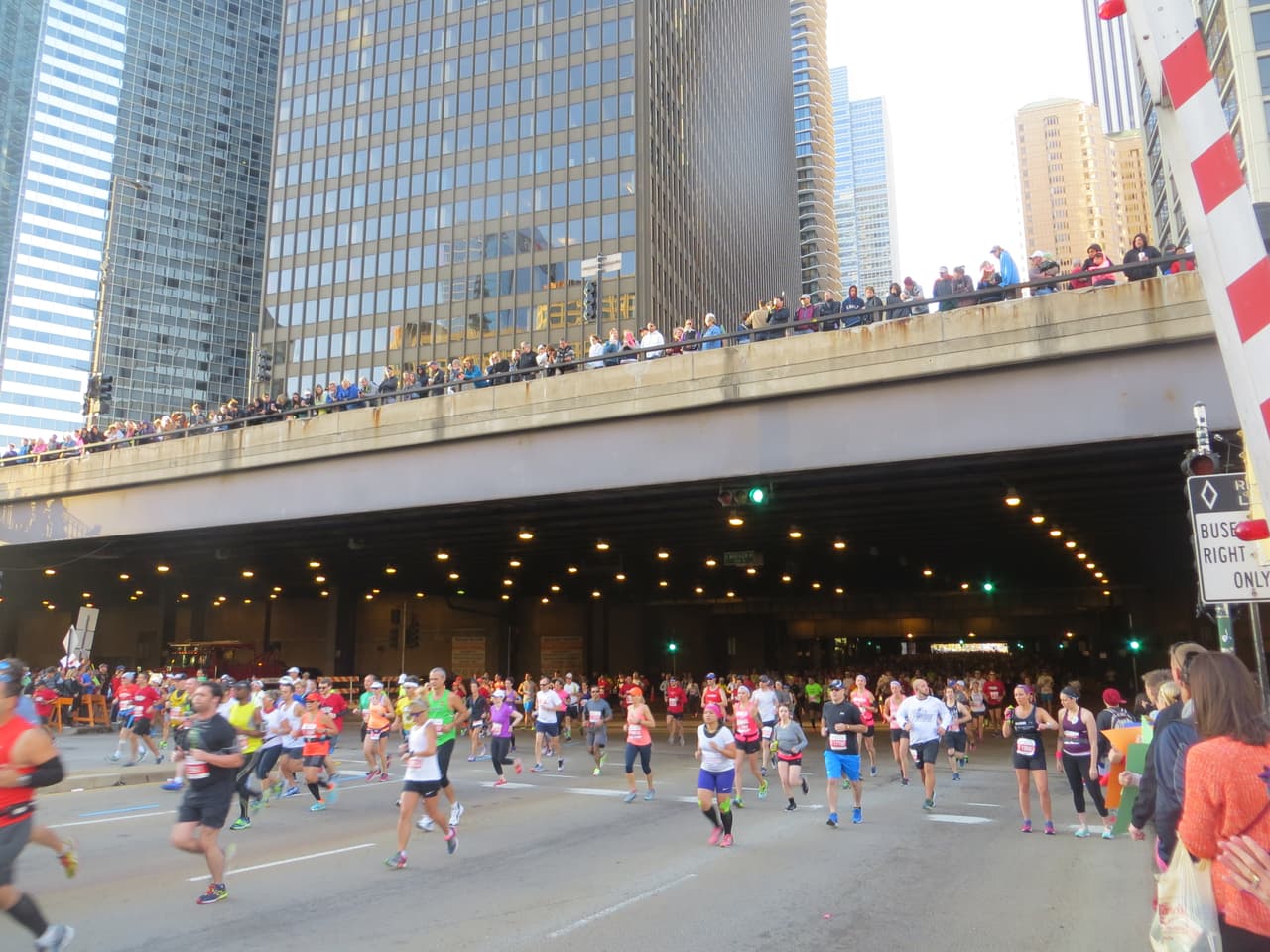 El maratón de Chicago arrancó desde muy temprano con gran energía. Mira fotos del ambiente en este galería.