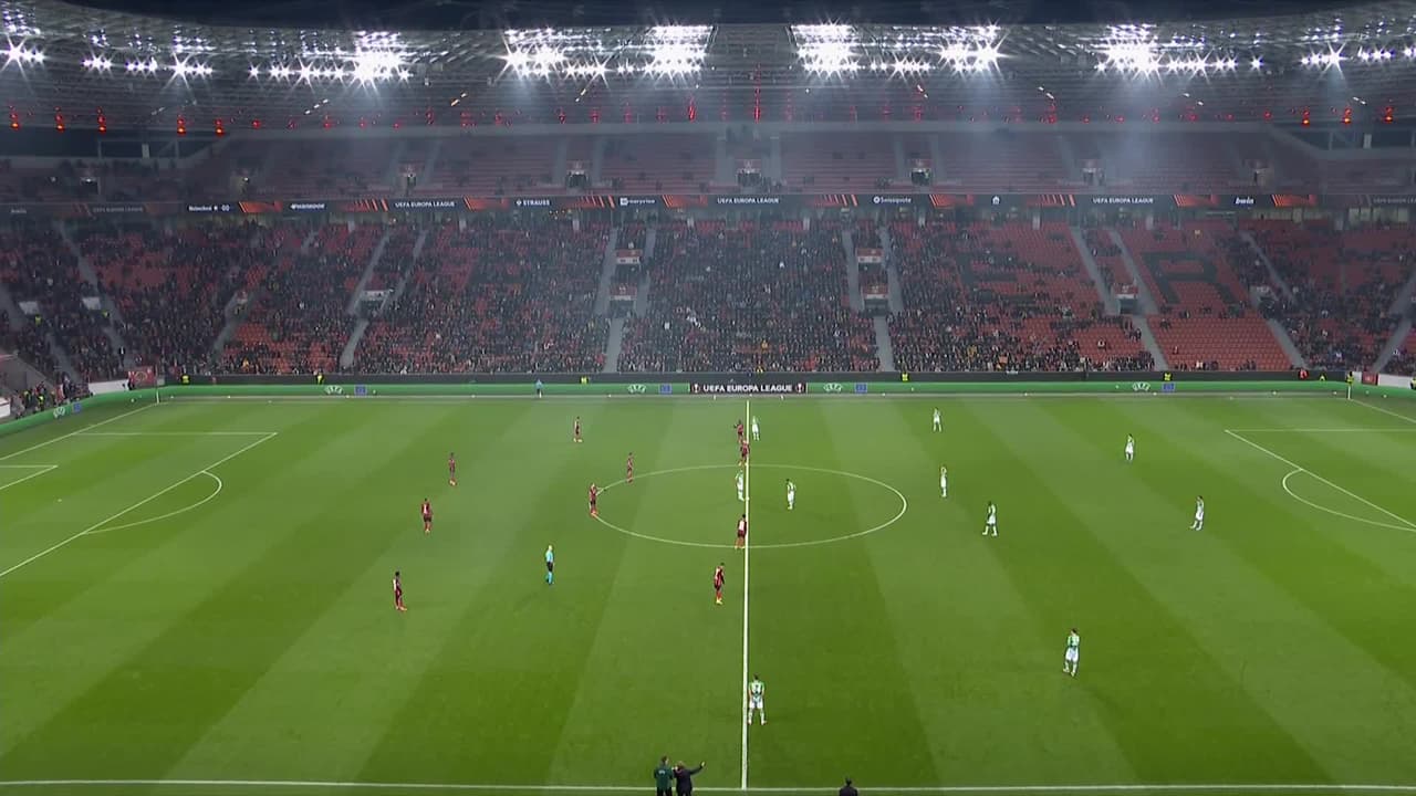 Arranca el partido y la pelota está en juego.