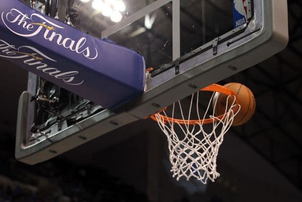 Años atrás, en 1998 el basquetbol de EEUU vivió su primera huelga en la que los jugadores pedían mejoras por las ganancias que obtenía la liga la cual argumentó que no eran como todos pensaban y que el deporte estaba en crisis, en ese año la temporada se salvó aunque sólo se jugaron 50 partidos de temporada regular.